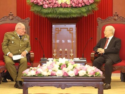 Tổng Bí thư Nguyễn Phú Trọng tiếp thân mật đồng chí Thượng tướng An-va-rô Lô-pết Mi-ê-ra, Ủy viên Bộ Chính trị Đảng Cộng sản Cu-ba, Bộ trưởng Bộ các lực lượng vũ trang Cách mạng Cu-ba