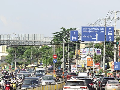 Quốc lộ 13 đoạn qua TP. Thủ Đức thường xuyên bị nghẽn giao thông. Ảnh: Lê Toàn