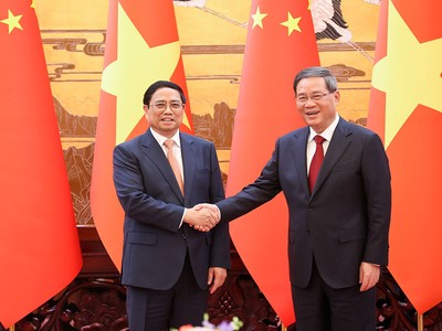 Thủ tướng Phạm Minh Chính và Thủ tướng Trung Quốc Lý Cường (Ảnh: Nhật Bắc)