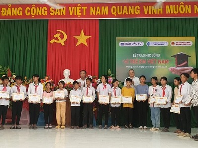 Bí thư Tỉnh ủy Phú Yên Phạm Đại Dương và Tổng biên tập Báo Đầu tư Lê Trọng Minh trao học bổng cho các em học sinh.