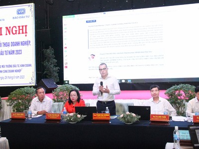 Bí thư Tỉnh ủy Phú Yên Phạm Đại Dương trao đổi với doanh nghiệp tại Hội nghị. Ảnh: Thành Nguyễn