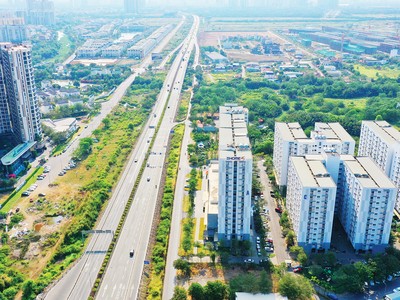 Trong bối cảnh “đất chật, người đông”, phát triển quỹ đất mới dọc các trục giao thông lớn là chiến lược đúng đắn. Ảnh: Lê Toàn 