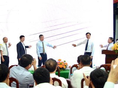 Lãnh đạo tỉnh Bình Phước và VNPT ấn nút khai trương “Phần mềm tài nguyên và môi trường tỉnh Bình Phước”.