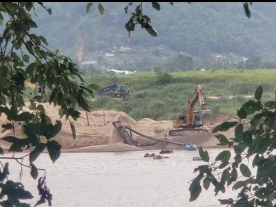 Lúc 17h19 ngày 12/6/2023, ống kính của nhóm phóng viên Báo Đầu tư ghi lại cảnh máy hút, xe múc vẫn công nhiên hoạt động tại mỏ cát thôn Ngọc Kinh Đồng, xã Đại Hồng, huyện Đại Lộc, tỉnh Quảng Nam.