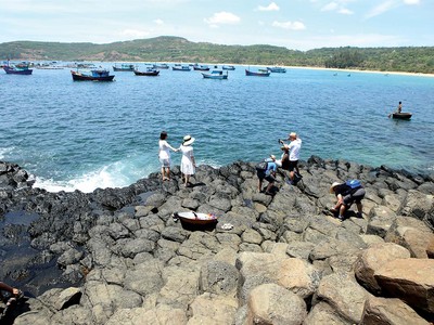 Sau khi bộ phim “Tôi thấy hoa vàng trên cỏ xanh” ra mắt, Phú Yên đã trở thành sự lựa chọn của nhiều du khách. Trong ảnh: Du khách tới thăm và chụp ảnh lưu niệm tại Ghềnh Đá Đĩa - điểm du lịch nổi tiếng tại Phú Yên.