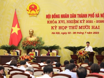 Giám đốc Sở Tài chính Nguyễn Xuân Lưu trình bày tờ trình tại kỳ họp.