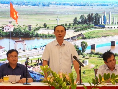 Thứ trưởng Bộ GTVT Lê Đình Thọ chủ trì buổi làm việc với 2 địa phương. Ảnh: Mỹ Hạnh