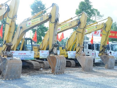 Phương tiện máy móc sẵn sàng cho việc xây dựng Dự án thành phần 3 thuộc Dự án cao tốc Châu Đốc - Cần Thơ - Sóc Trăng giai đoạn 1