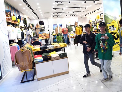 Thế hệ Gen Y và Gen Z đóng vai trò đáng kể trong việc tăng cường doanh số và lưu lượng ghé thăm các gian hàng. Ảnh: Dũng Minh 