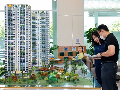 Khách hàng tham quan dự án Phú Đông Sky Garden. Ảnh: Trọng Tín 