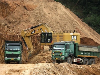 Khai thác đất đắp phục vụ thi công Dự án cao tốc Bắc - Nam phía Đông.