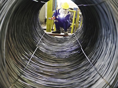 Chưa bao giờ, doanh nghiệp đối mặt với nhiều khó khăn như hiện nay và cũng chưa bao giờ lại khó nhận diện các khó khăn đến vậy. Trong ảnh: Sản xuất thép xây dựng tại nhà máy của Tập đoàn Hoà Phát. Ảnh: Đức Thanh 