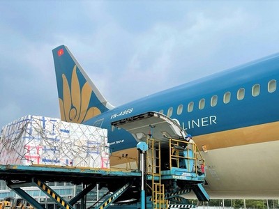 Vietnam Airlines vận chuyển một lô vải xuất khẩu sang châu Âu.