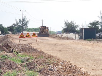 Thi công san nền đường ven biển Quảng Bình.