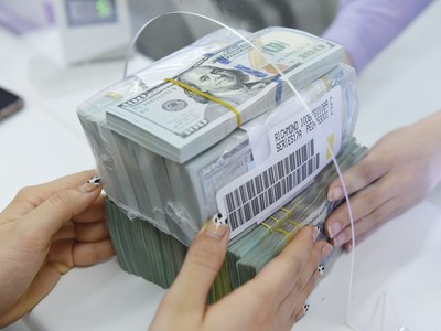 Chi phí nắm giữ USD thấp vô hình trung tạo áp lực tiềm ẩn cho tỷ giá. 