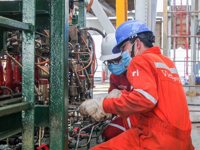 Người lao động Vietsovpetro làm việc trên giàn khoan
