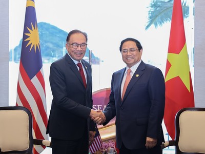 Thủ tướng Phạm Minh Chính gặp Thủ tướng Malaysia Anwar Ibrahim nhân dịp cùng dự Hội nghị Cấp cao ASEAN lần thứ 42 tại Labuan Bajo, Indonesia (Ảnh: Nhật Bắc)