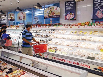 Khi tổng cầu suy giảm, hệ lụy tới nền kinh tế là rất lớn, vì vậy, kích cầu là điều được các chuyên gia nhắc tới rất nhiều để thúc đẩy đà tăng trưởng. Trong ảnh: Khách hàng mua sắm hàng hóa tại hệ thống siêu thị Winmart. Ảnh: Đức Thanh 