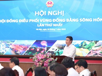 Ông Triệu Thế Hùng, Chủ tịch UBND tỉnh Hải Dương trình bày tham luận tại Hội nghị. Ảnh: Như Trung