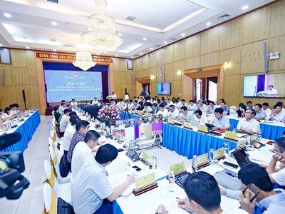 Lãnh đạo các địa phương và các chuyên gia kinh tế tham gia thảo luận tìm giải pháp nhằm thúc đẩy tăng trưởng kinh tế.