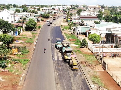Thi công Dự án Tăng cường kết nối giao thông khu vực Tây Nguyên. Ảnh: Huy Hoàng
