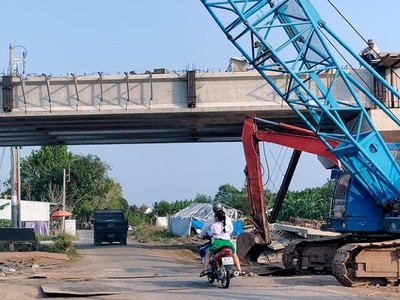 Hạng mục cầu Hòa Thành xây dựng vượt sông và tuyến đường ô tô về trung tâm xã Hòa Thành, Hòa Tân. Ảnh chụp chiều 24/2/2023 (Ảnh: Trần Nguyên, báo Cà Mau).