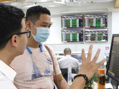 Một nhà đầu tư Thái Lan lên sàn tìm hiểu về chứng khoán Việt Nam