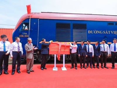 Lãnh đạo TP. Thạch Gia Trang (Trung Quốc) và đại diện Bộ GTVT, Tổng công ty Đường sắt Việt Nam đón chuyến tàu chuyên tuyến đầu tiên 