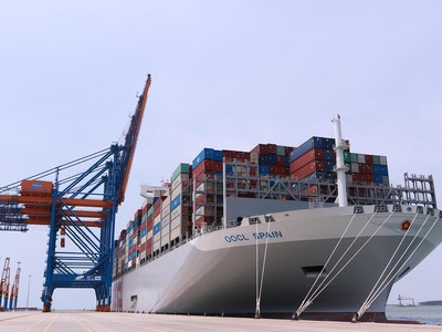 Các cảng biển Việt Nam ngày càng nâng cao năng lực tiếp nhận tàu lớn