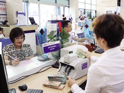 Lãi suất tiết kiệm giảm nhanh và mạnh khiến kênh tiền gửi bớt hấp dẫn. Ảnh: Đức Thanh