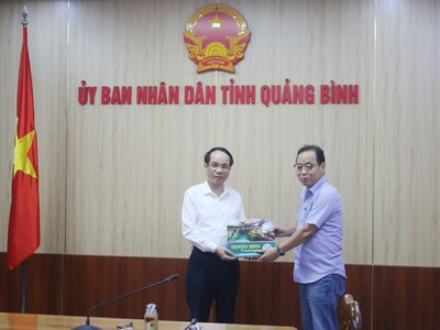 Phó chủ tịch UBND tỉnh Quảng Bình Phan Mạnh Hùng tặng quà lưu niệm cho ông Lee Chang Bok, Tổng giám đốc Công ty TNHH HTCTECH. 