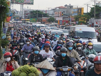 Quốc lộ 13 thường xuyên xảy ra kẹt xe do đường chưa được mở rộng. Dự án này được đề xuất mở rộng theo cơ chế đặc thù của Nghị quyết 98 - Ảnh: Lê Quân 