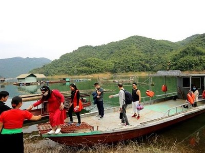 Du khách trải nghiệm tại bản Đá Bia, Đà Bắc, Hòa Bình. 