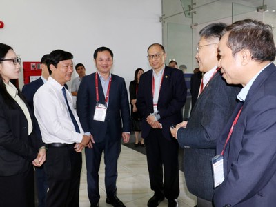 Ông Võ Văn Minh (áo trắng) Chủ tịch UBND tỉnh Bình Dương trao đổi với các doanh nghiệp Singapore tại một hội nghị xúc tiến đầu tư vào tháng 3 năm nay