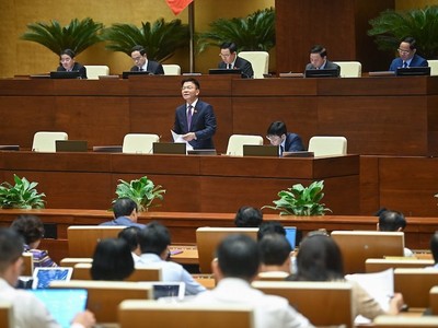 Bộ trưởng Bộ Tư pháp Lê Thành Long trả lời chất vấn.