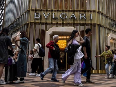 Người dân đi qua một cửa hàng trong trung tâm mua sắm cao cấp ở Hong Kong, Trung Quốc. Ảnh: Getty Images