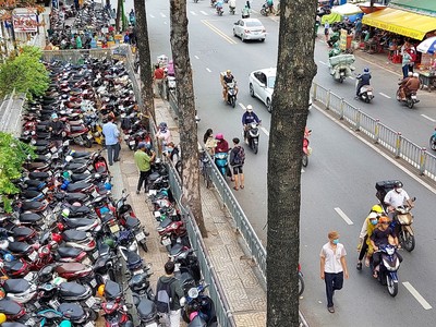 TP.HCM dự kiến thu phí vỉa hè lòng đường được hơn 1.550 tỷ đồng/năm