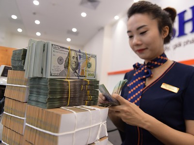 Nguồn cung USD tích cực được kỳ vọng sẽ giúp tỷ giá VND/USD ổn định về cuối năm. Ảnh: Dũng Minh