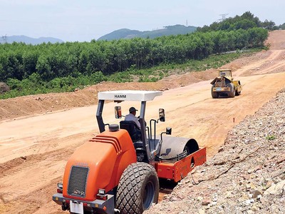 Thi công nền đường cao tốc Cam Lộ - La Sơn