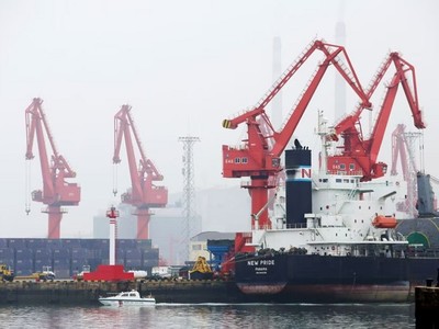 Một tàu chở dầu thô cập cảng Thanh Đảo, tỉnh Sơn Đông, Trung Quốc. Ảnh: Reuters