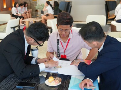 Ký hợp đồng mua nhà tại dự án Astral City Bình Dương. Ảnh: Lê Toàn 