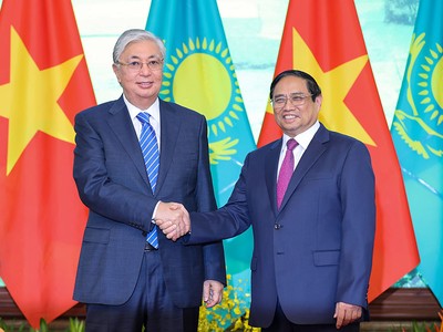 Thủ tướng Phạm Minh Chính tiếp Tổng thống Kazakhstan Kassym-Jomart Tokayev đang có chuyến thăm chính thức đến Việt Nam (Ảnh: VGP/Nhật Bắc) 
