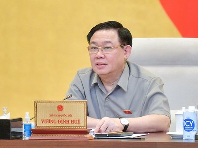 Chủ tịch Quốc hội Vương Đình Huệ phát biểu tại phiên họp.