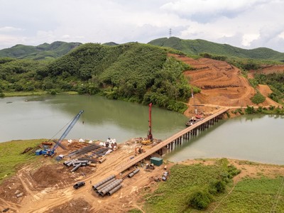 Thi công dự án cao tốc Bắc - Nam qua tỉnh Quảng Bình. Ảnh: Vĩnh Quý