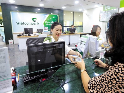 Mục tiêu của các ngân hàng Big 4 khi đồng loạt hạ lãi suất huy động là lấy thêm dư địa giảm lãi vay. Ảnh: Đức Thanh