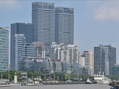 Tòa nhà của tập đoàn Evergrande (giữa) tại Thượng Hải, Trung Quốc, ngày 24/9/2021. Ảnh: AFP/ TTXVN