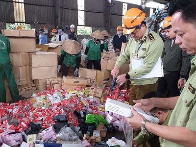 Lực lượng quản lý thị trường Hà Nội tiêu hủy thuốc giả và hàng hóa vi phạm pháp luật.