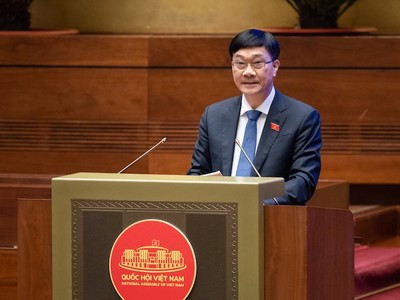 Chủ nhiệm Ủy ban Kinh tế Vũ Hồng Thanh báo cáo tại hội nghị.