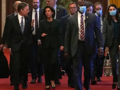 Bộ trưởng Thương mại Mỹ Gina Raimondo (ở giữa) nói chuyện với Đại sứ Mỹ tại Trung Quốc Nick Burns (bìa trái) trước thềm cuộc gặp với Thủ tướng Trung Quốc Lý Cường ở Bắc Kinh vào ngày 29/8/2023. Ảnh: AFP