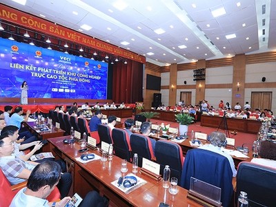 Toàn cảnh diễn đàn.